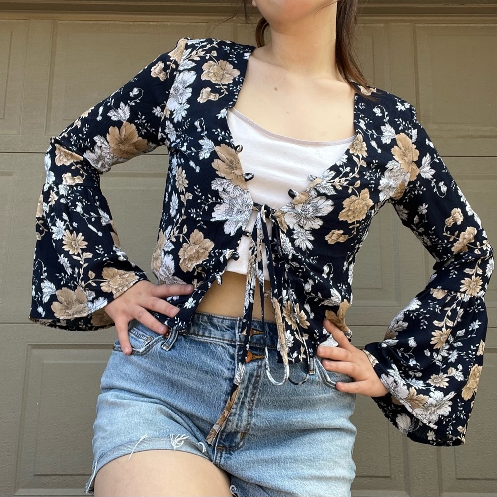 floral flare sleeve top 🌼